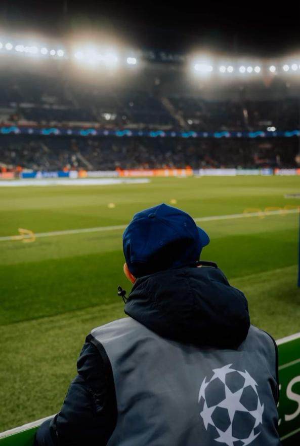 Muškarac izvan terena gleda Ligu prvaka  - UEFA ne odustaje: Finale 
